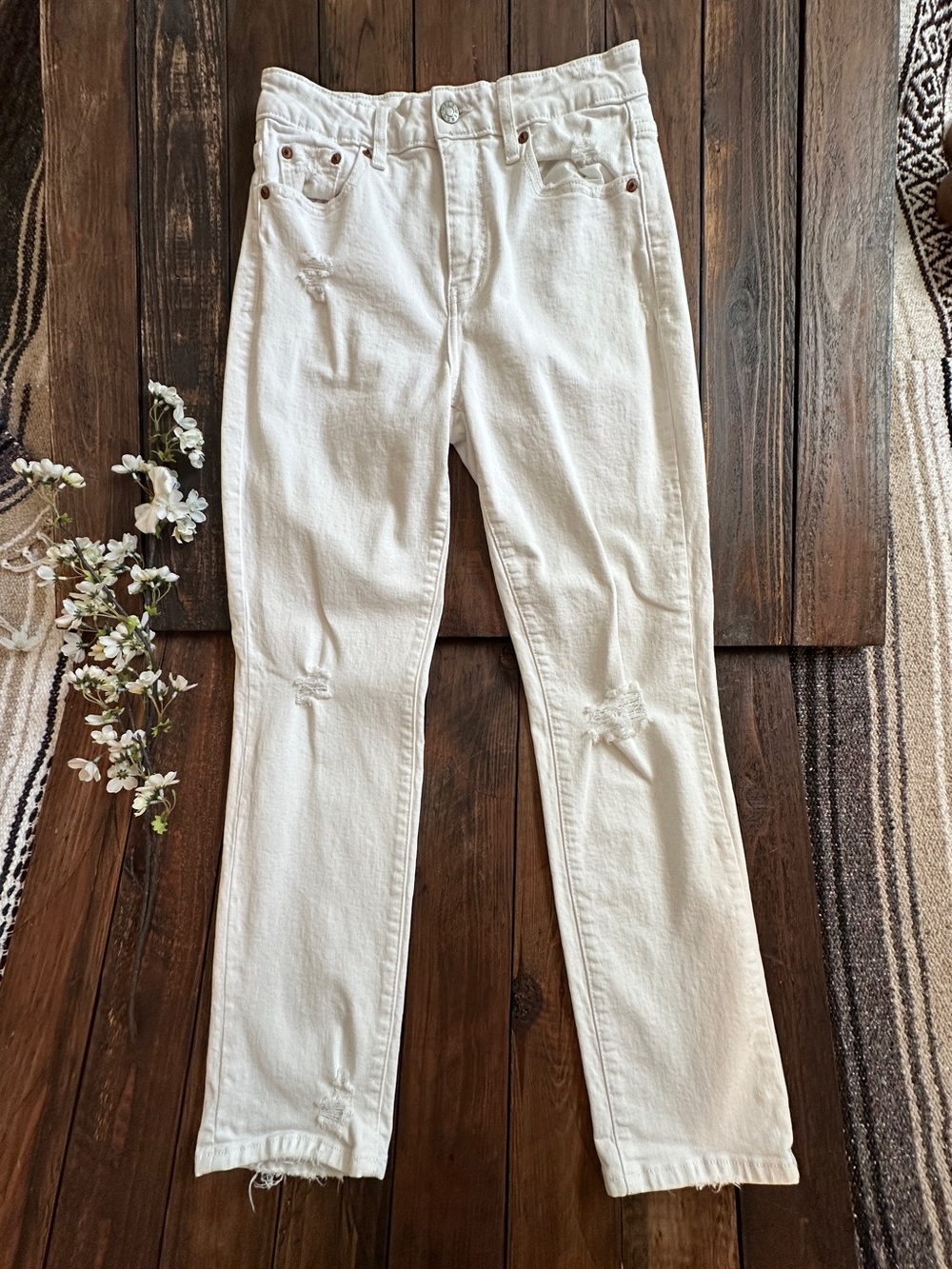 Daze Jeans - Just Right white Distressed Sz:25